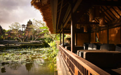 蓮池&バリ寺院の眺めがパラダイス【バリ島ウブド スターバックス】