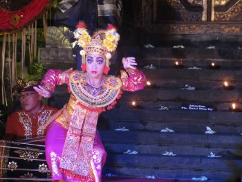 バリ島 舞踊鑑賞｜レゴンダンスはバリの花