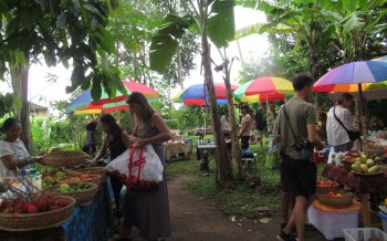 ウブド・モクシャ 外国人が集まる オーガニックマーケット