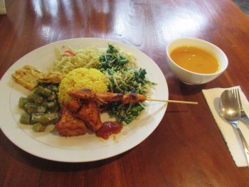 ウブドで大人気ベジタリアン·ナシチャンプル【ワルン·プリマ】