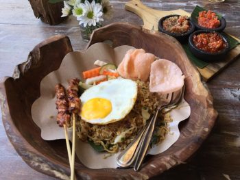 ウブド人気ワルン·メンデス豪華ナシゴレンが美味しい南国食堂